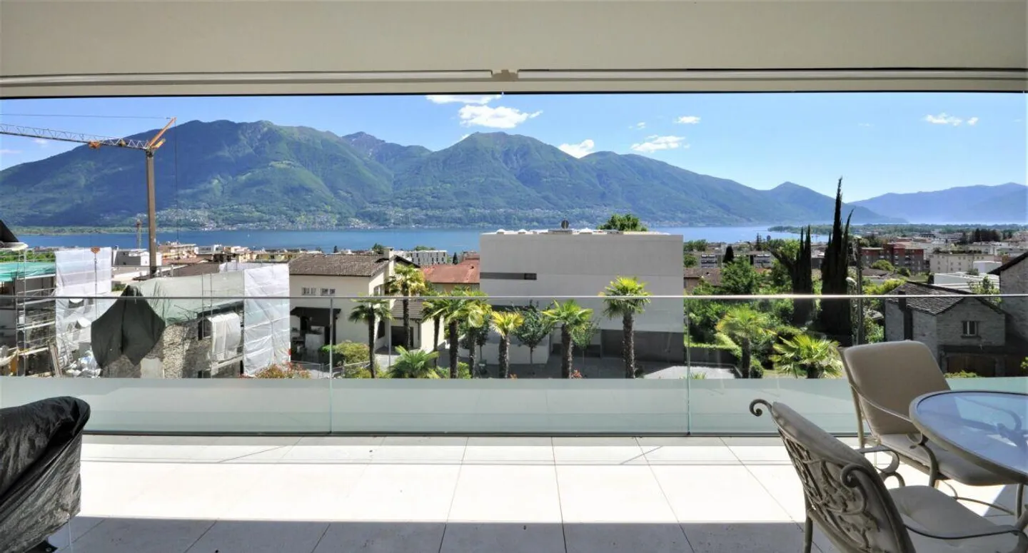 Appartement luxueux de 2,5 pièces avec vue sur le lac, grande terrasse ensoleillée, piscine et espace bien-être - Photo 3 sur 16
