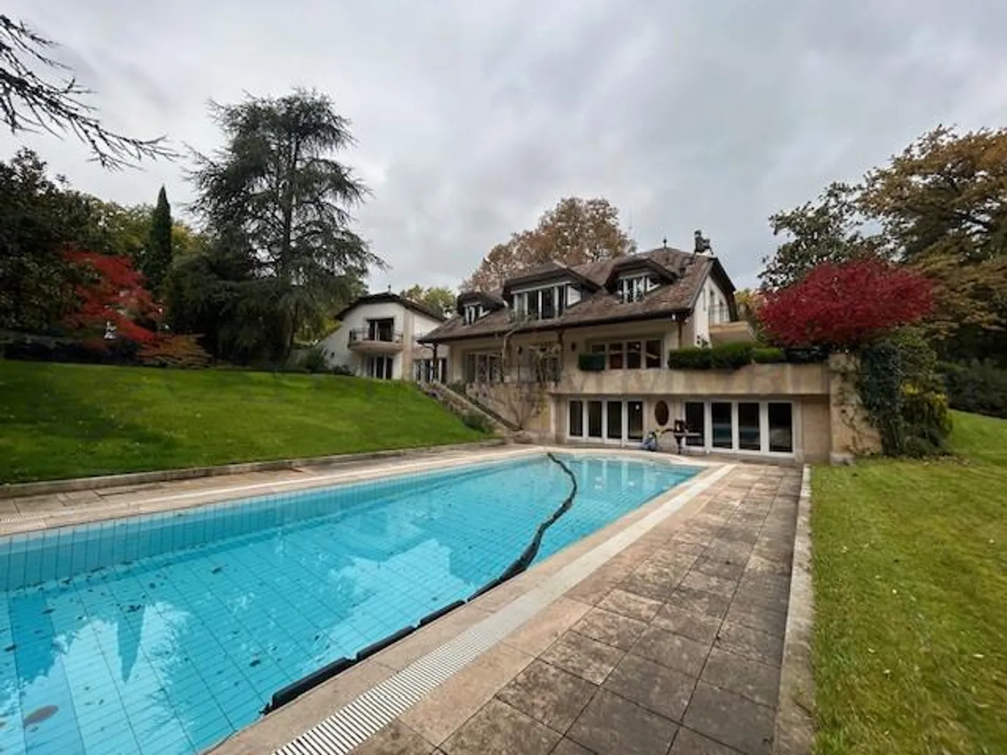 Prestigious property with large plot and swimming pool! - Photo 4 of 6