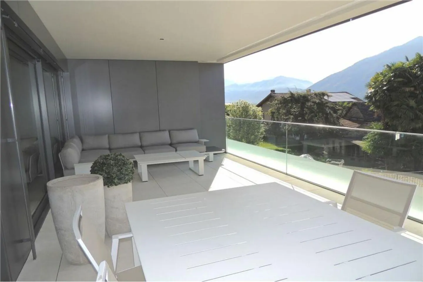 Appartement luxueux de 2,5 pièces avec vue sur le lac, grande terrasse ensoleillée, piscine et espace bien-être - Photo 6 sur 16
