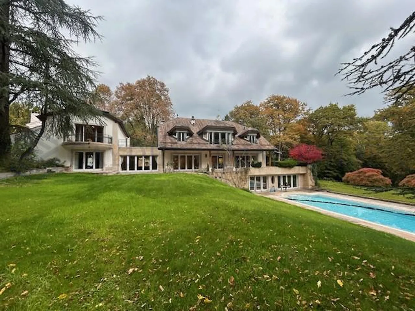 Prestigious property with large plot and swimming pool! - Photo 1 of 6