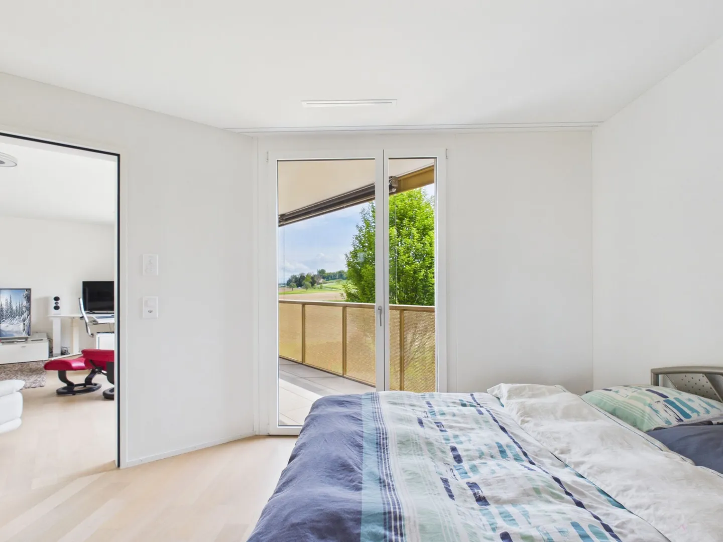Elegant 2.5-room apartment with balcony and view into the greenery - Photo 11 of 14