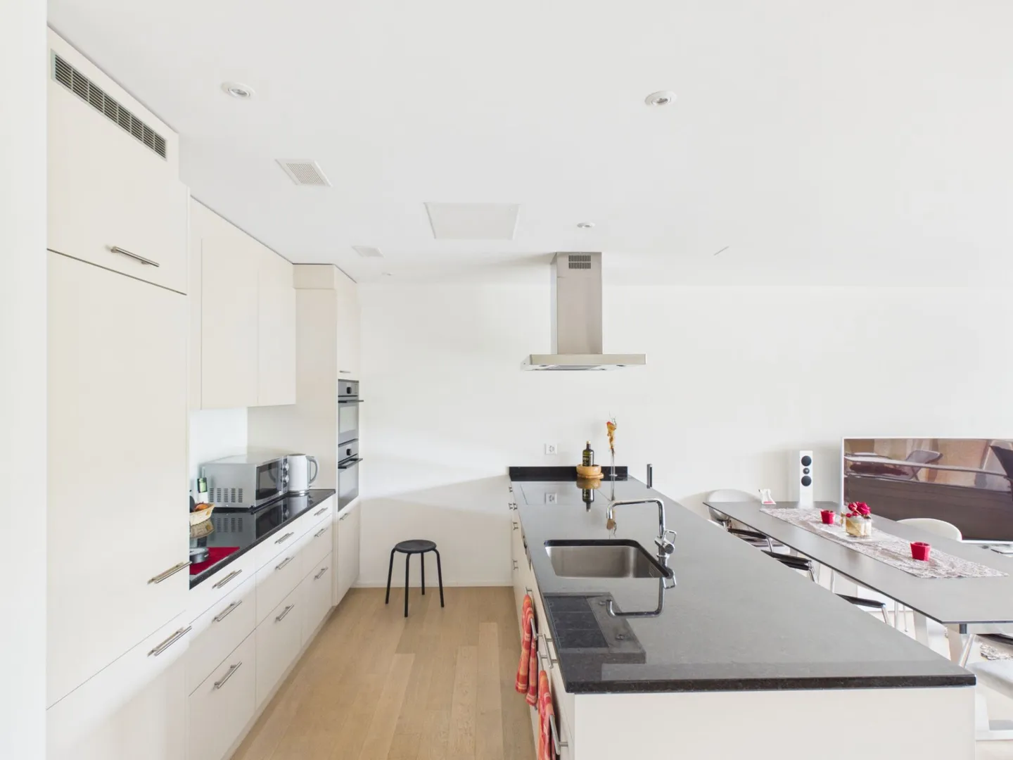 Elegant 2.5-room apartment with balcony and view into the greenery - Photo 6 of 14