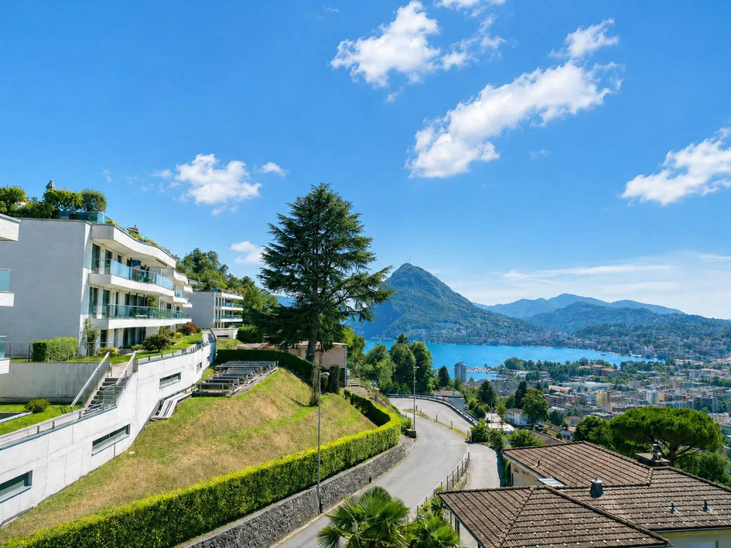 Elegante Wohnung mit Terrasse und Panoramablick auf den See und die Berge - Foto 1 von 22