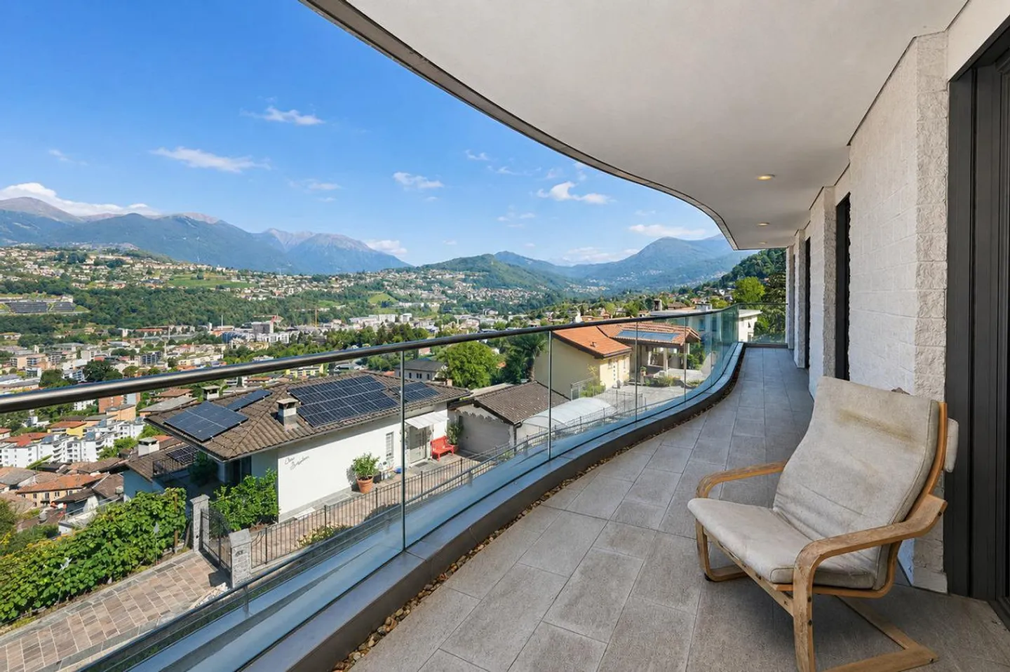 Elegante Wohnung mit Terrasse und Panoramablick auf den See und die Berge - Foto 5 von 22