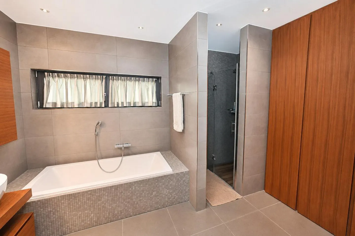 Elegante Wohnung mit Terrasse und Panoramablick auf den See und die Berge - Foto 15 von 22