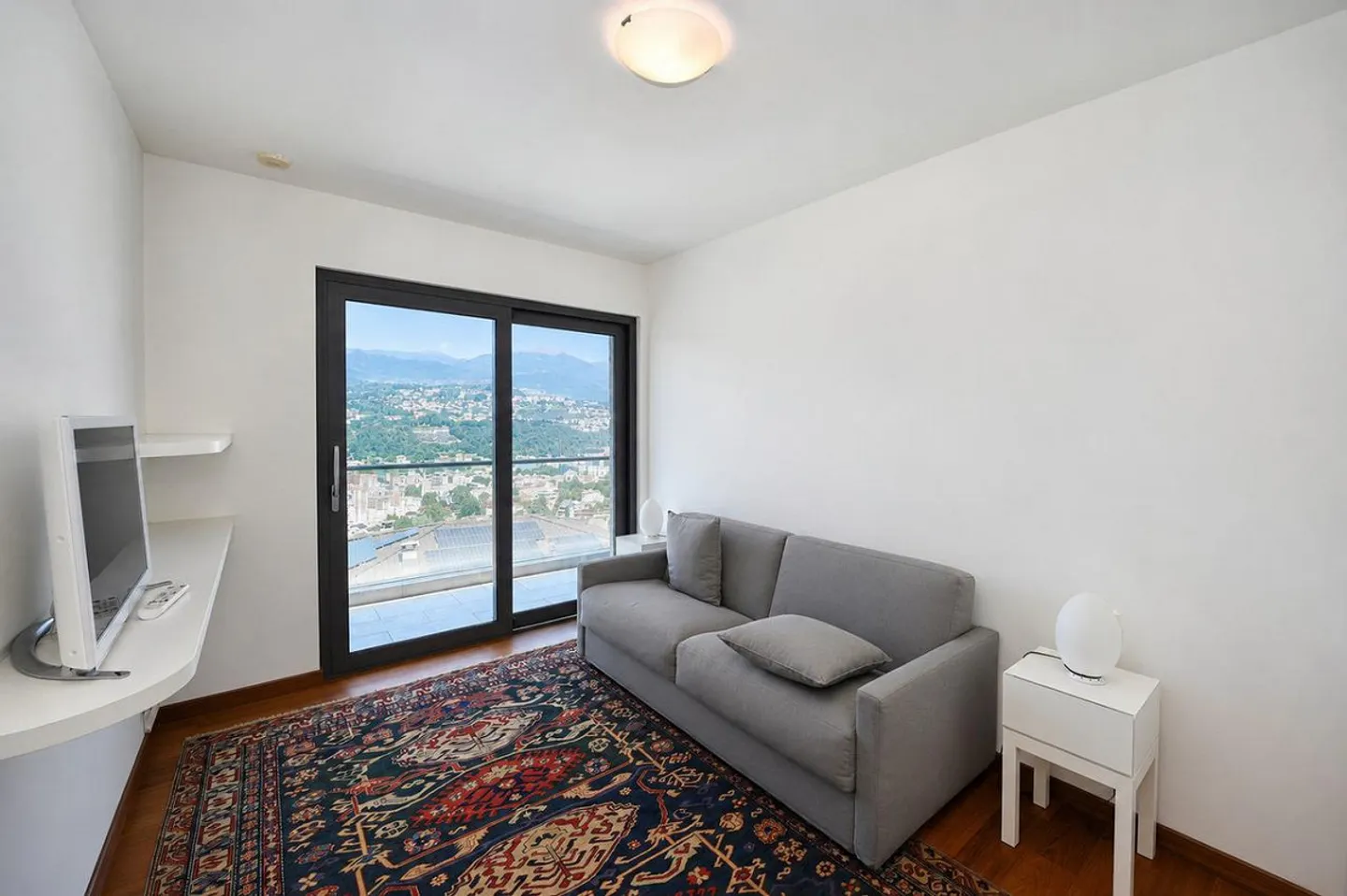 Elegante Wohnung mit Terrasse und Panoramablick auf den See und die Berge - Foto 16 von 22
