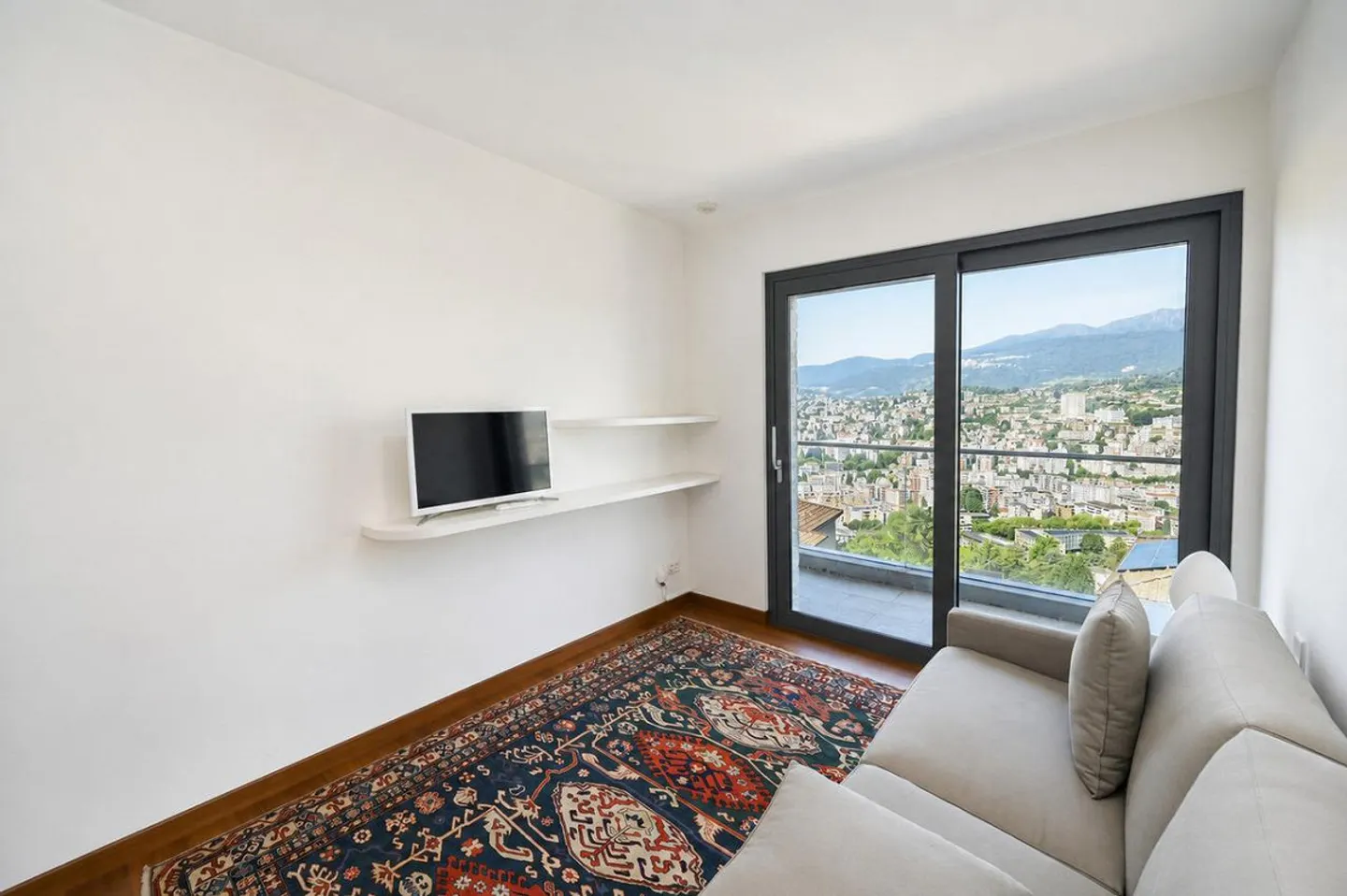 Elegante Wohnung mit Terrasse und Panoramablick auf den See und die Berge - Foto 17 von 22