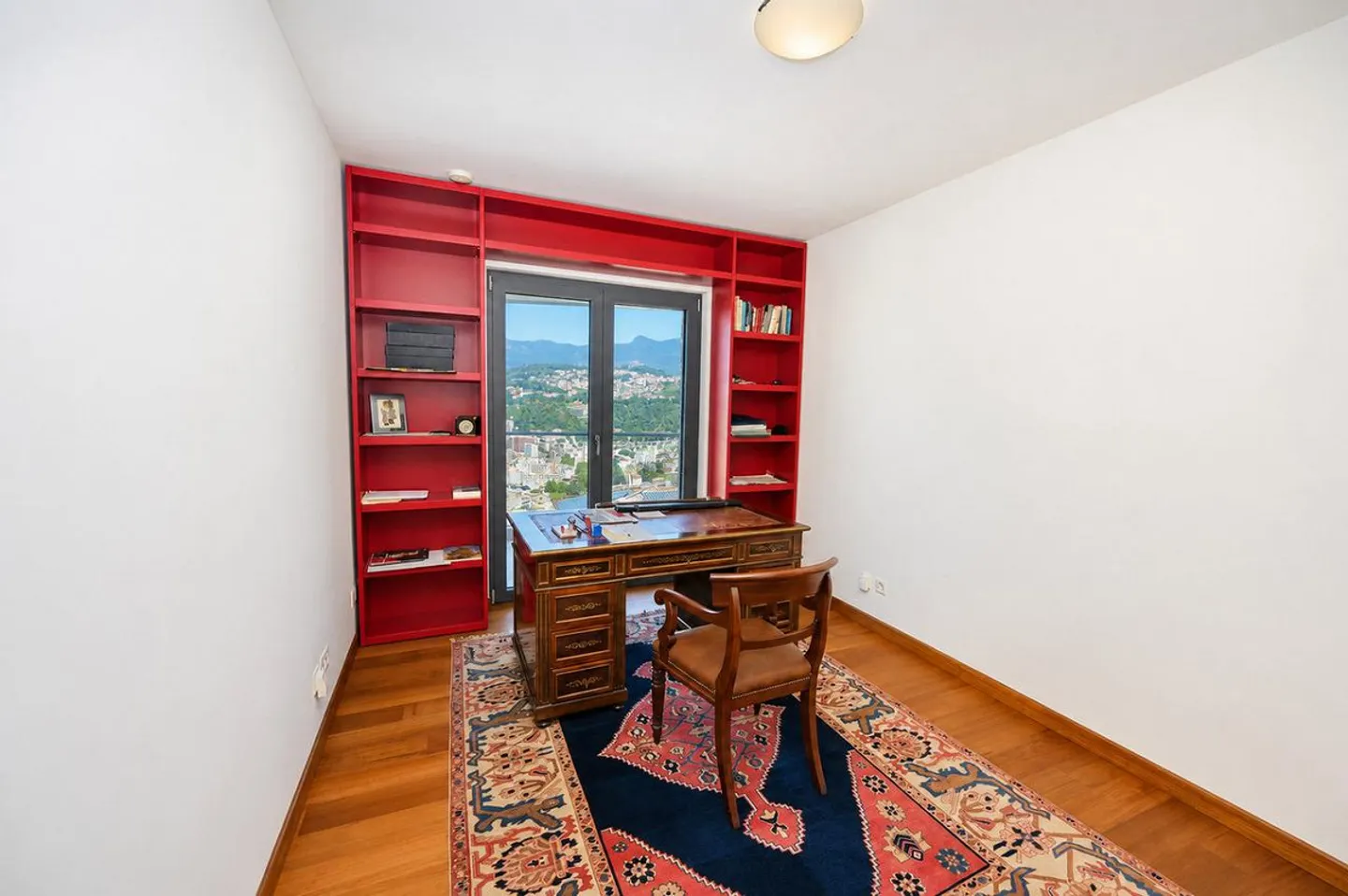 Elegante Wohnung mit Terrasse und Panoramablick auf den See und die Berge - Foto 18 von 22