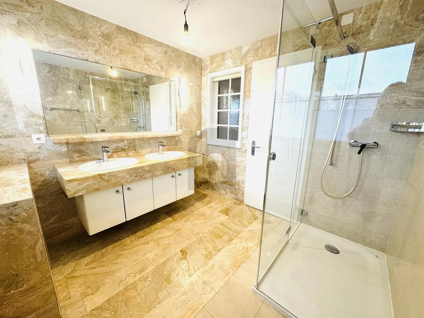 CHAMBRES SPACIEUSES AVEC MAGNIFIQUE VUE SUR LE LAC - Photo 4 sur 6