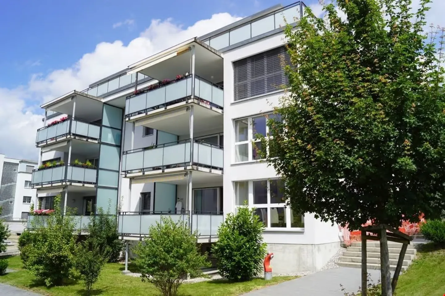 Ampio e luminoso appartamento di 3,5 locali in una zona residenziale tranquilla - Foto 1 di 9