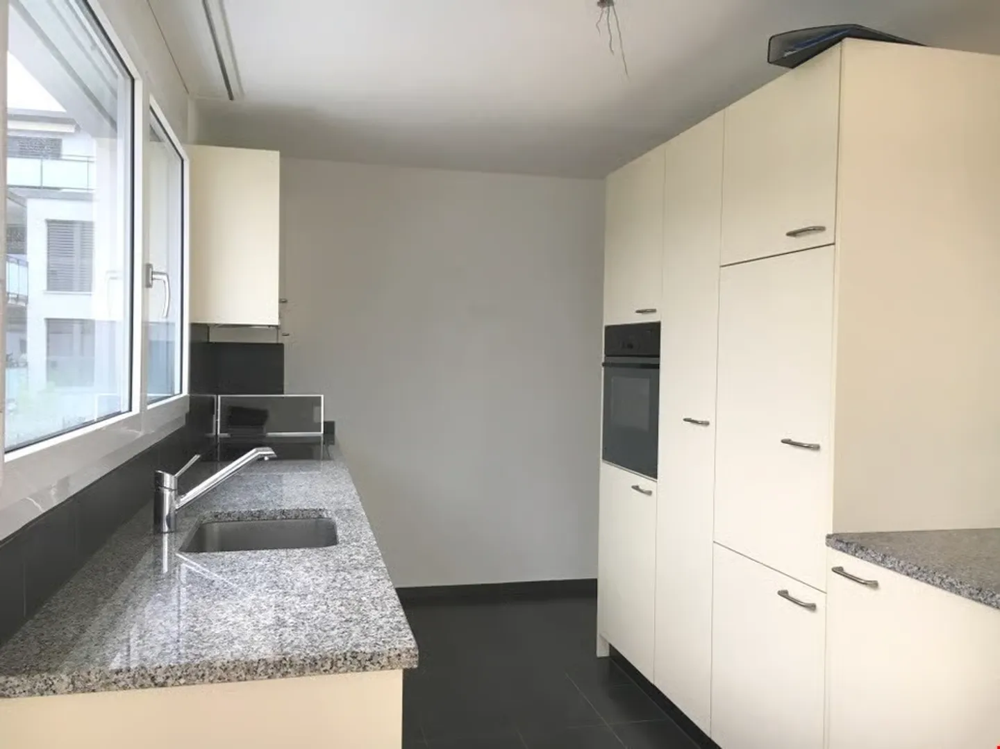 Ampio e luminoso appartamento di 3,5 locali in una zona residenziale tranquilla - Foto 4 di 9