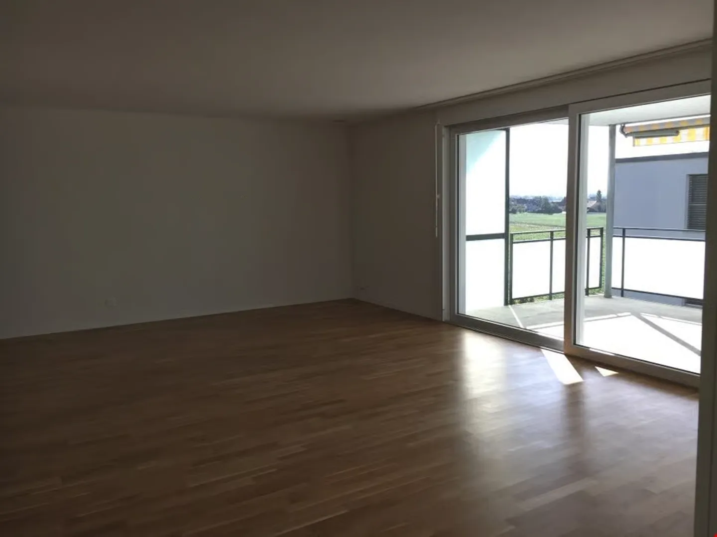 Ampio e luminoso appartamento di 3,5 locali in una zona residenziale tranquilla - Foto 5 di 9