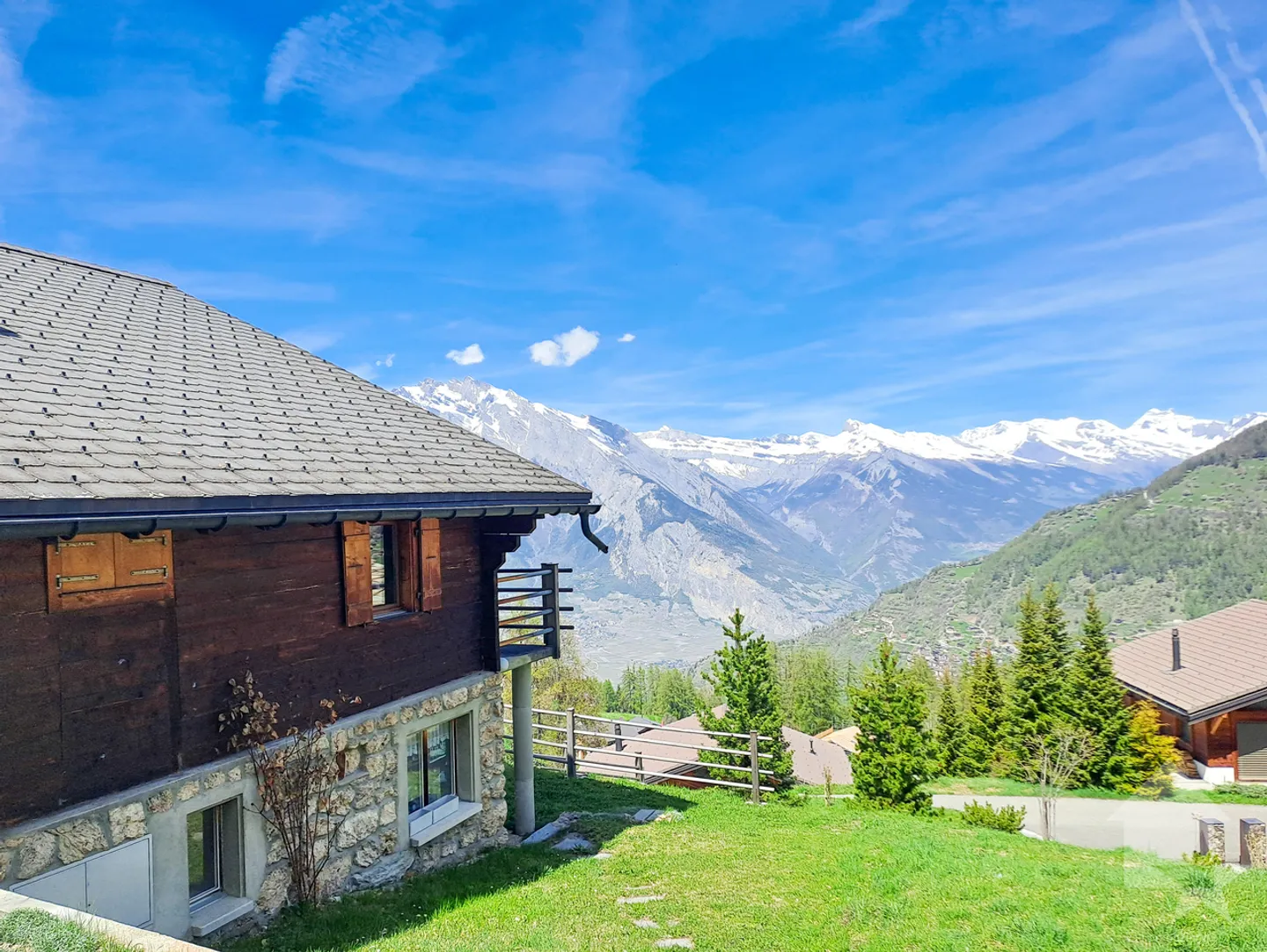 „Großes Chalet mit drei Wohnungen im Zentrum von Tzoumaz“ - Foto 1 von 18