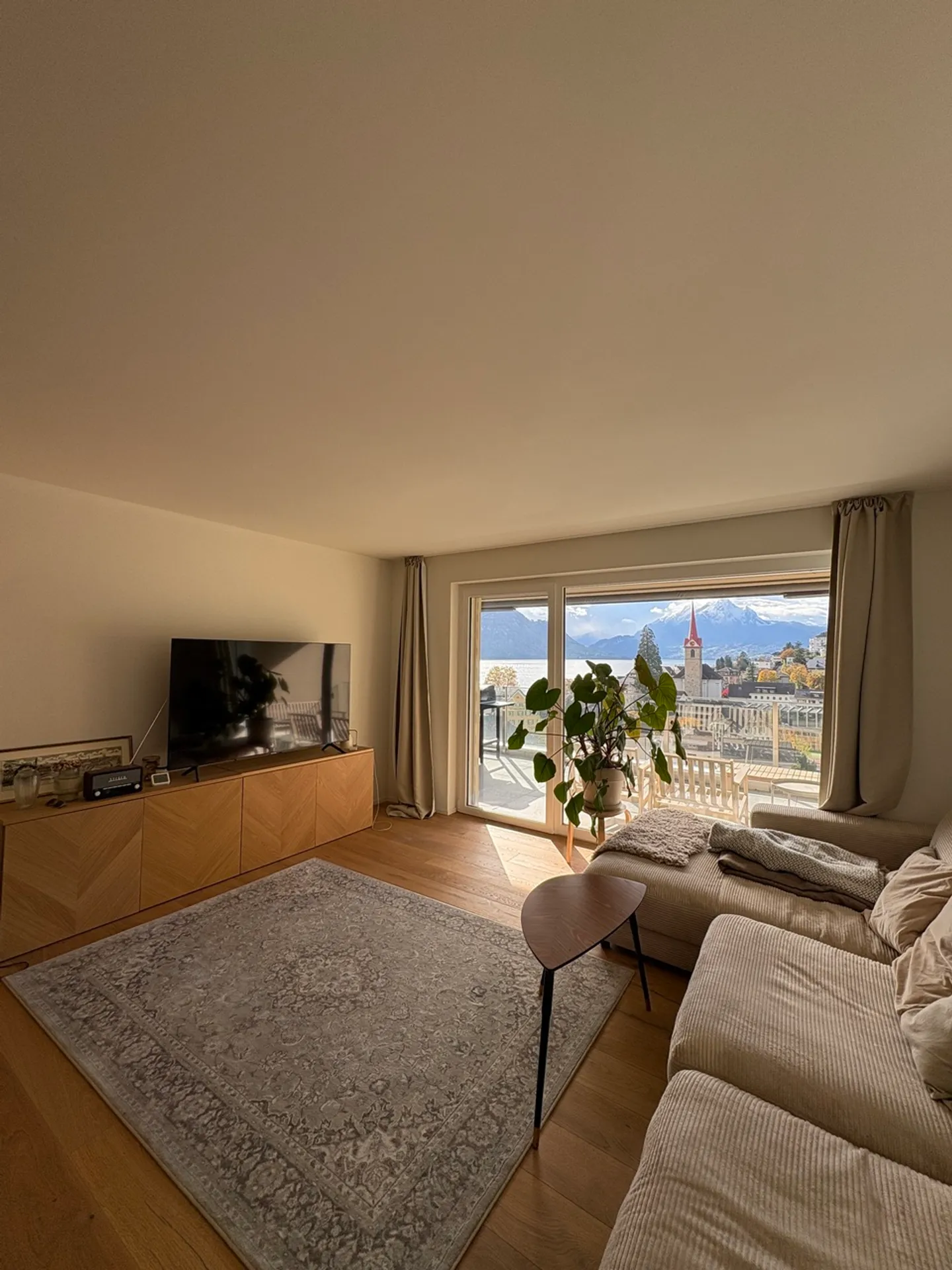 Exclusive 3.5-room apartment on the 4th floor with lake view - Photo 1 of 9