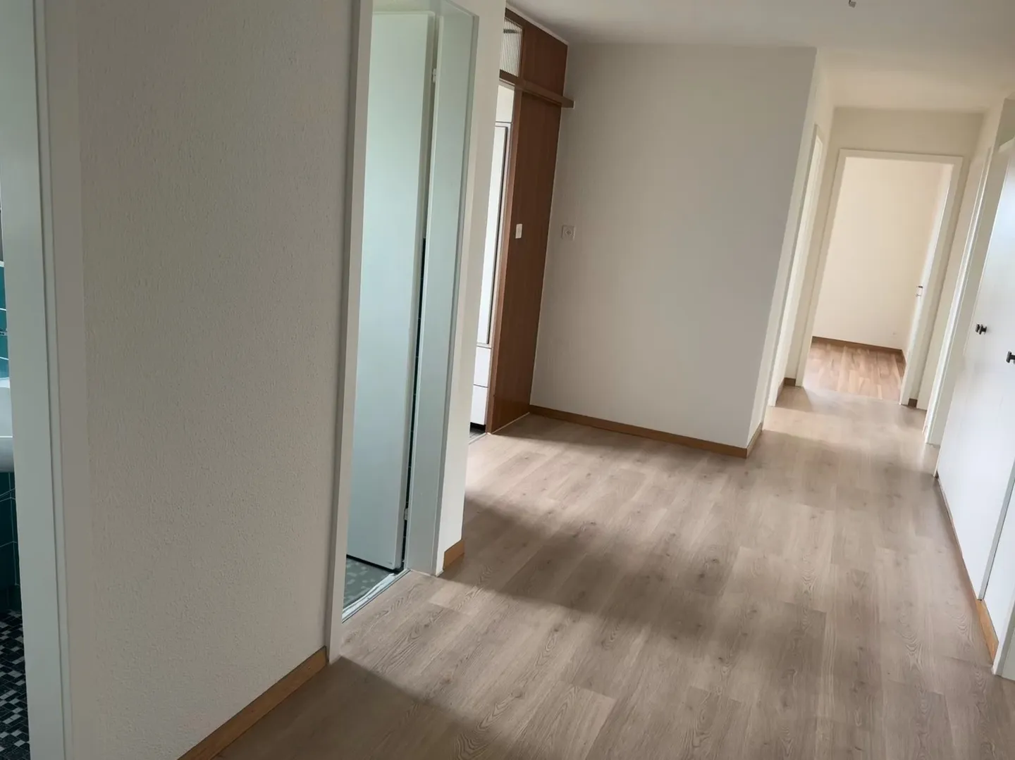 Appartement fraîchement rénové, lumineux et spacieux dans un quartier calme - Photo 2 sur 13