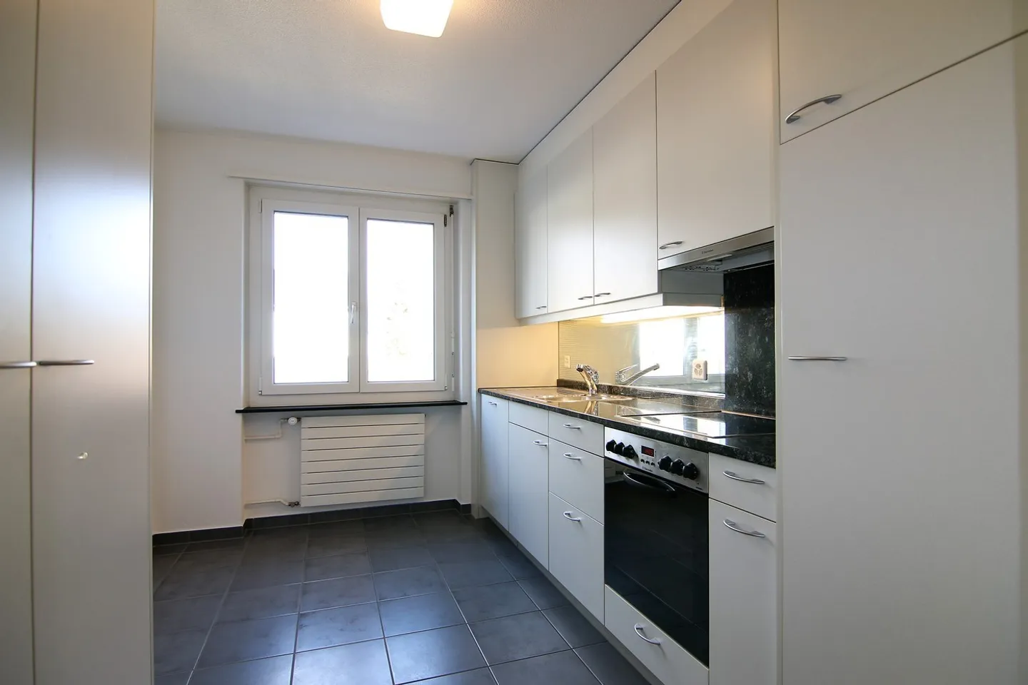 Appartement lumineux de 3 pièces avec balcon vitré - Photo 2 sur 8