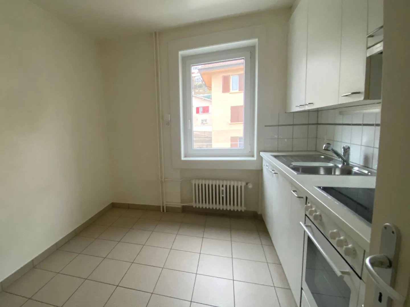 Appartement de 4 pièces avec balcon permettant de profiter d'une belle vue sur l - Photo 3 sur 7