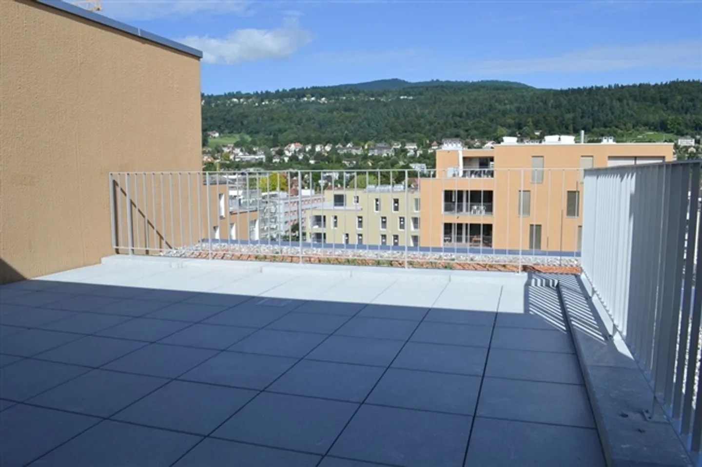 Appartement en attique 3.5 pièces avec deux terrasses sur l'île de Schüss de Bienne - Photo 3 sur 12