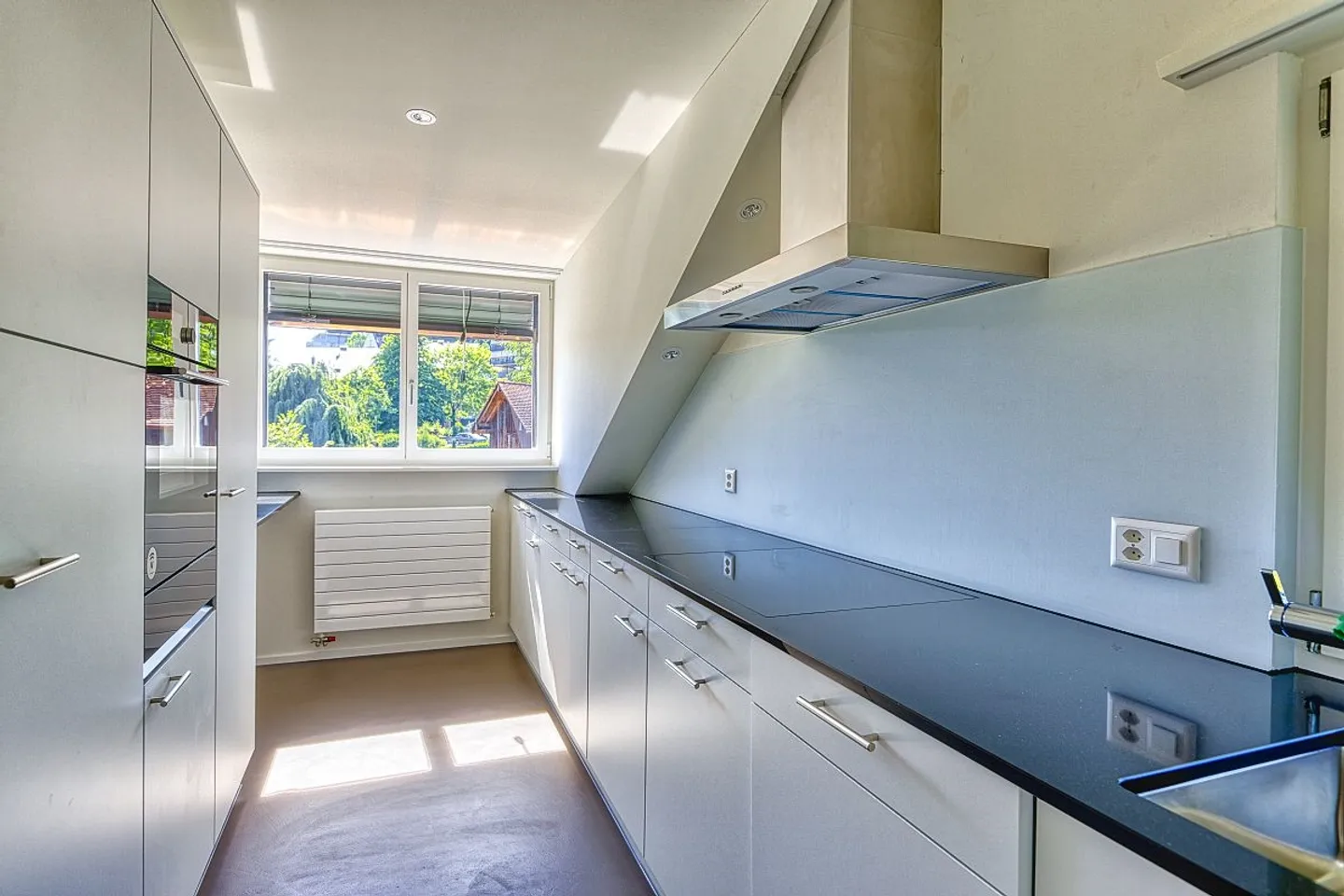 Schöne Dachwohnung in 4-Familienhaus - Foto 2 von 14