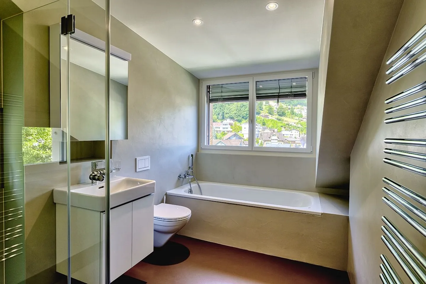 Schöne Dachwohnung in 4-Familienhaus - Foto 3 von 14