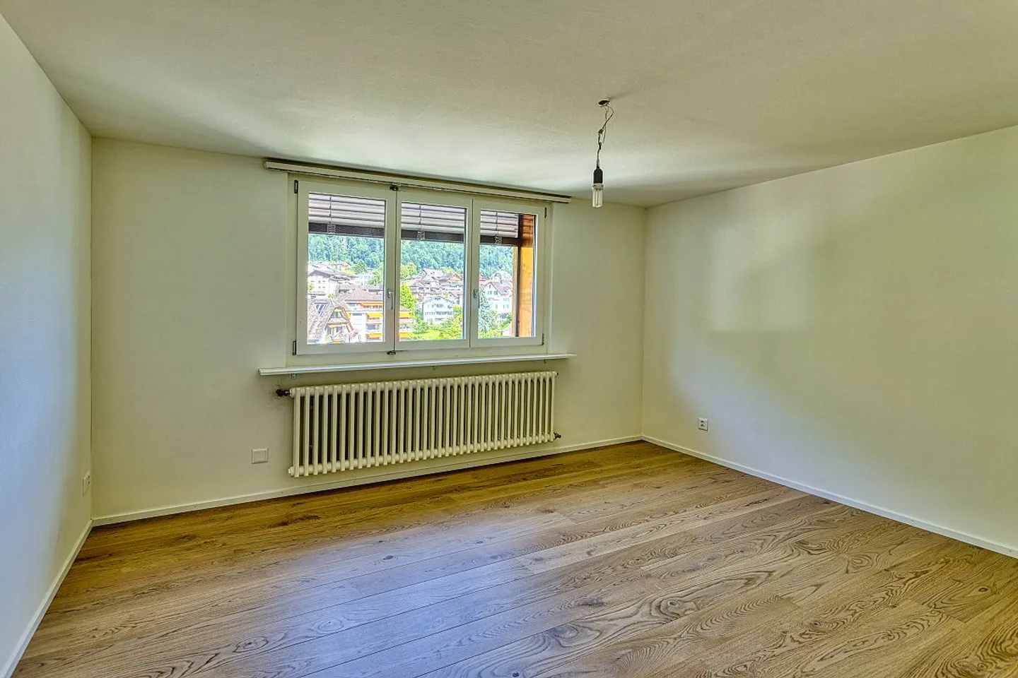 Schöne Dachwohnung in 4-Familienhaus - Foto 5 von 14