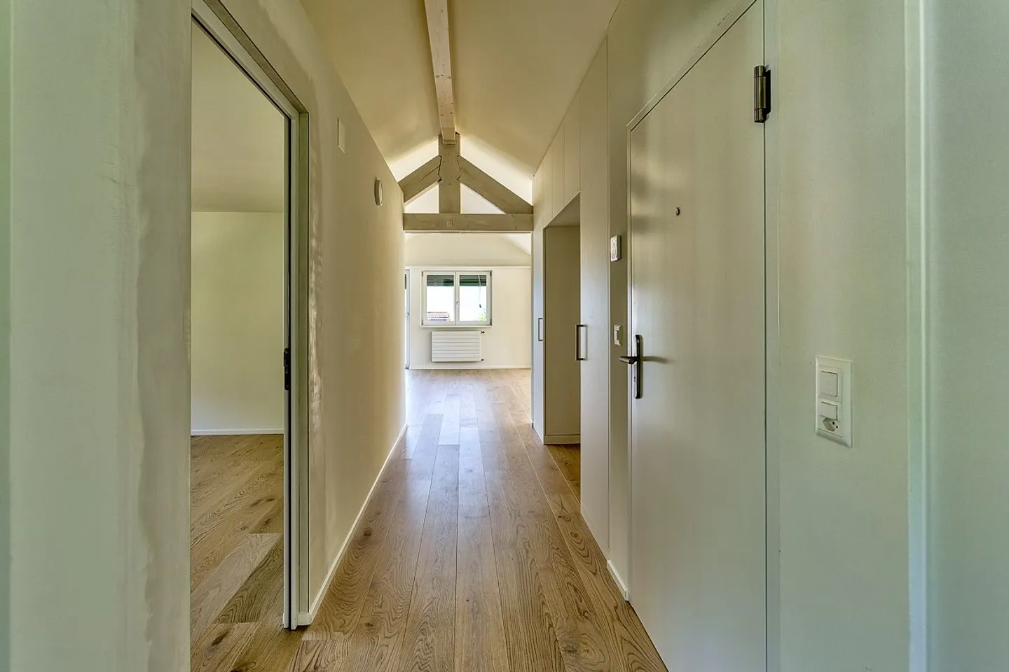 Schöne Dachwohnung in 4-Familienhaus - Foto 4 von 14