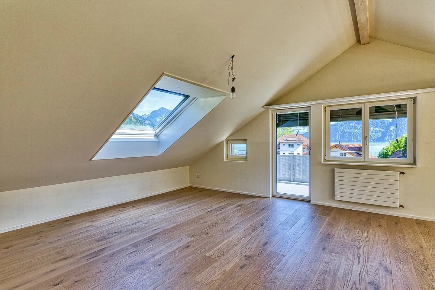 Schöne Dachwohnung in 4-Familienhaus - Foto 6 von 14