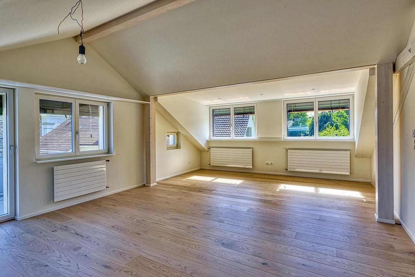 Schöne Dachwohnung in 4-Familienhaus - Foto 7 von 14