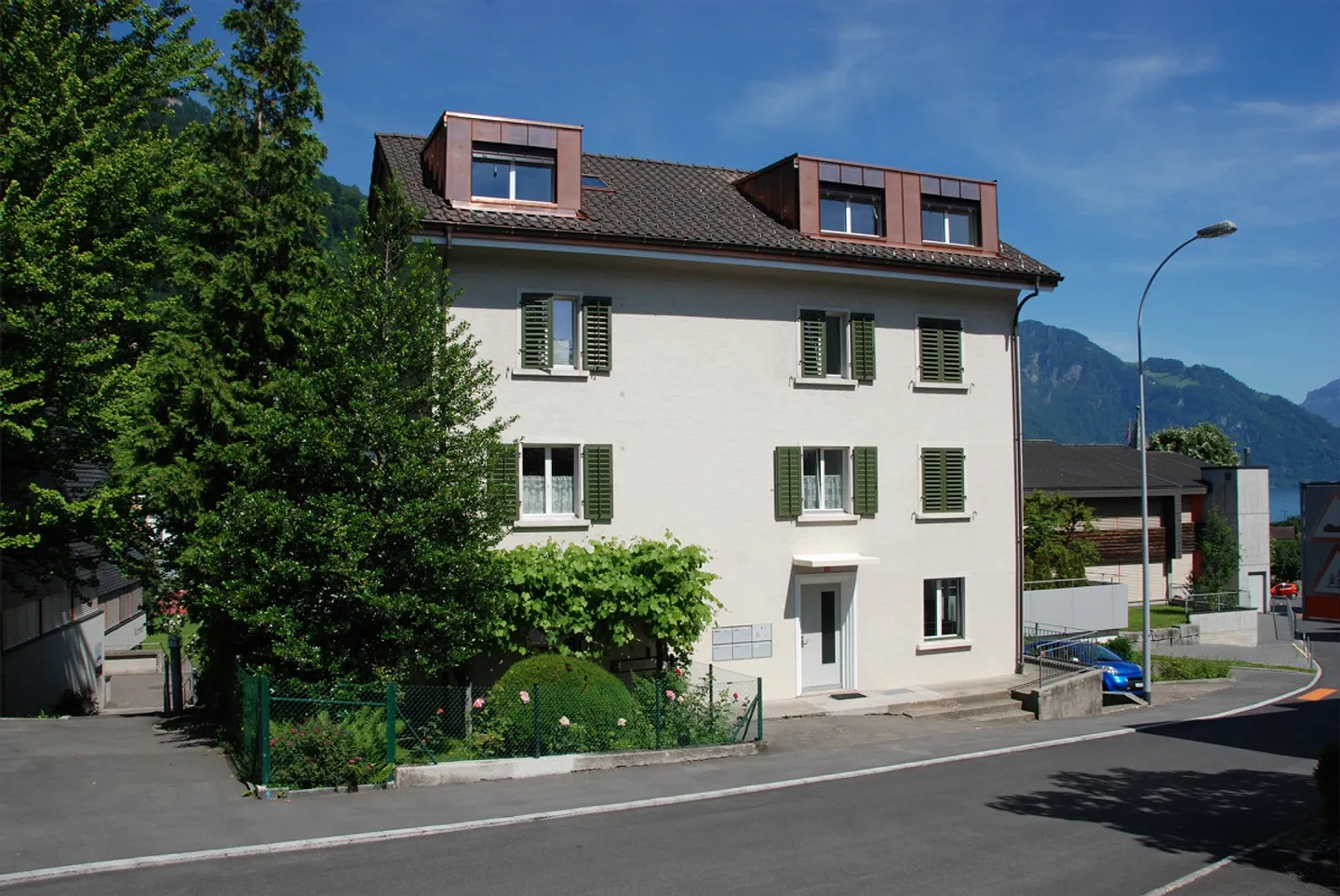 Schöne Dachwohnung in 4-Familienhaus - Foto 12 von 14