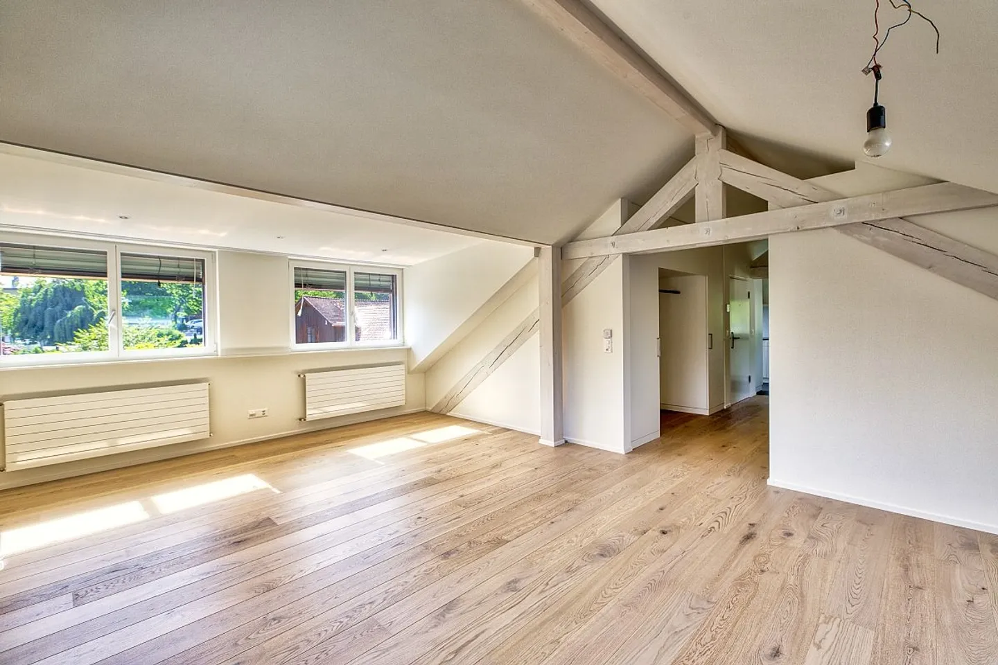 Schöne Dachwohnung in 4-Familienhaus - Foto 8 von 14