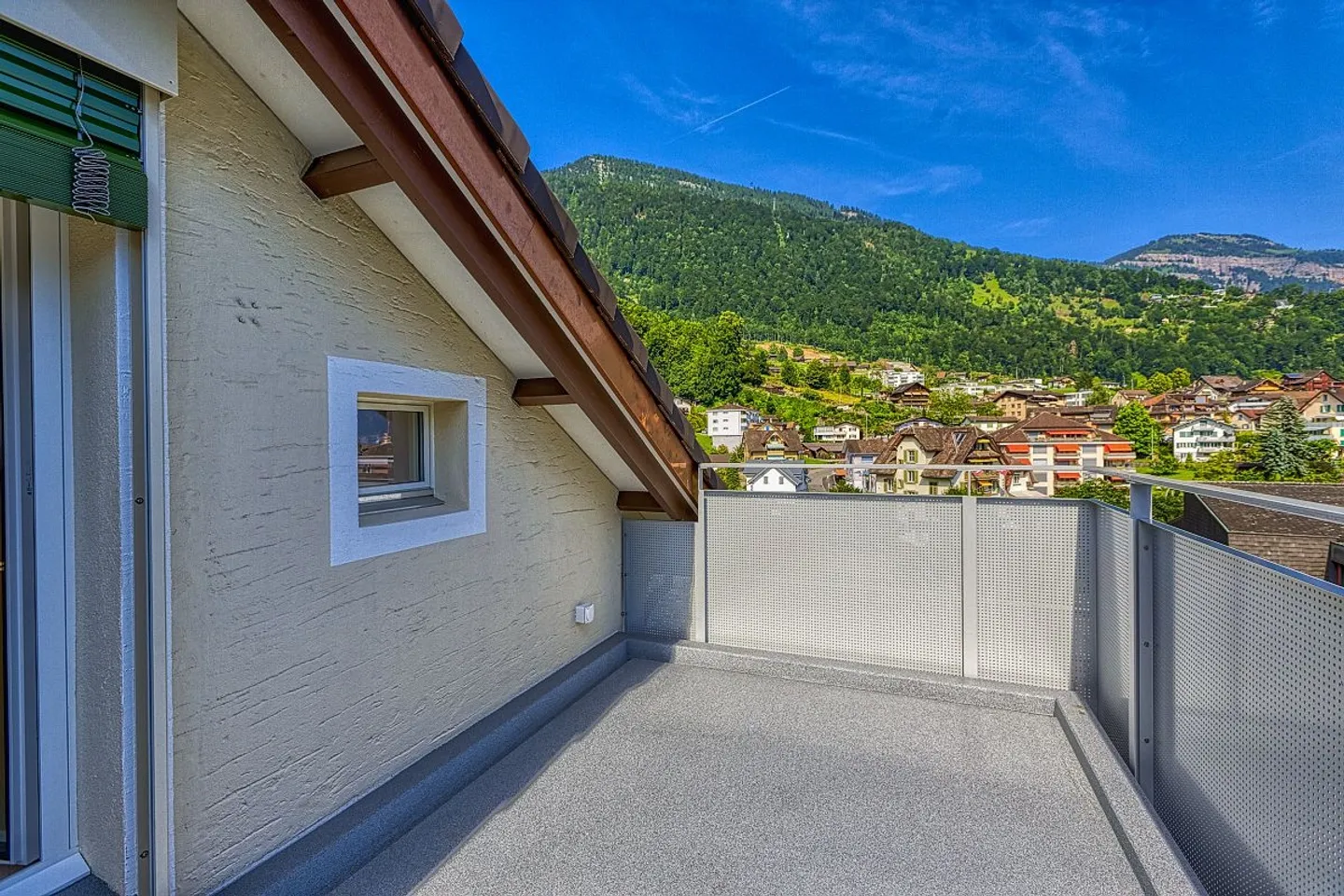 Schöne Dachwohnung in 4-Familienhaus - Foto 9 von 14