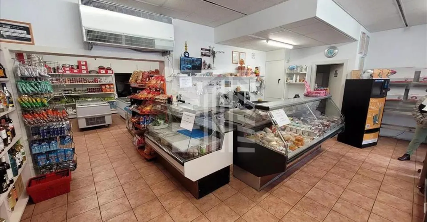 Edificio ad uso misto in affitto - Foto 1 di 12