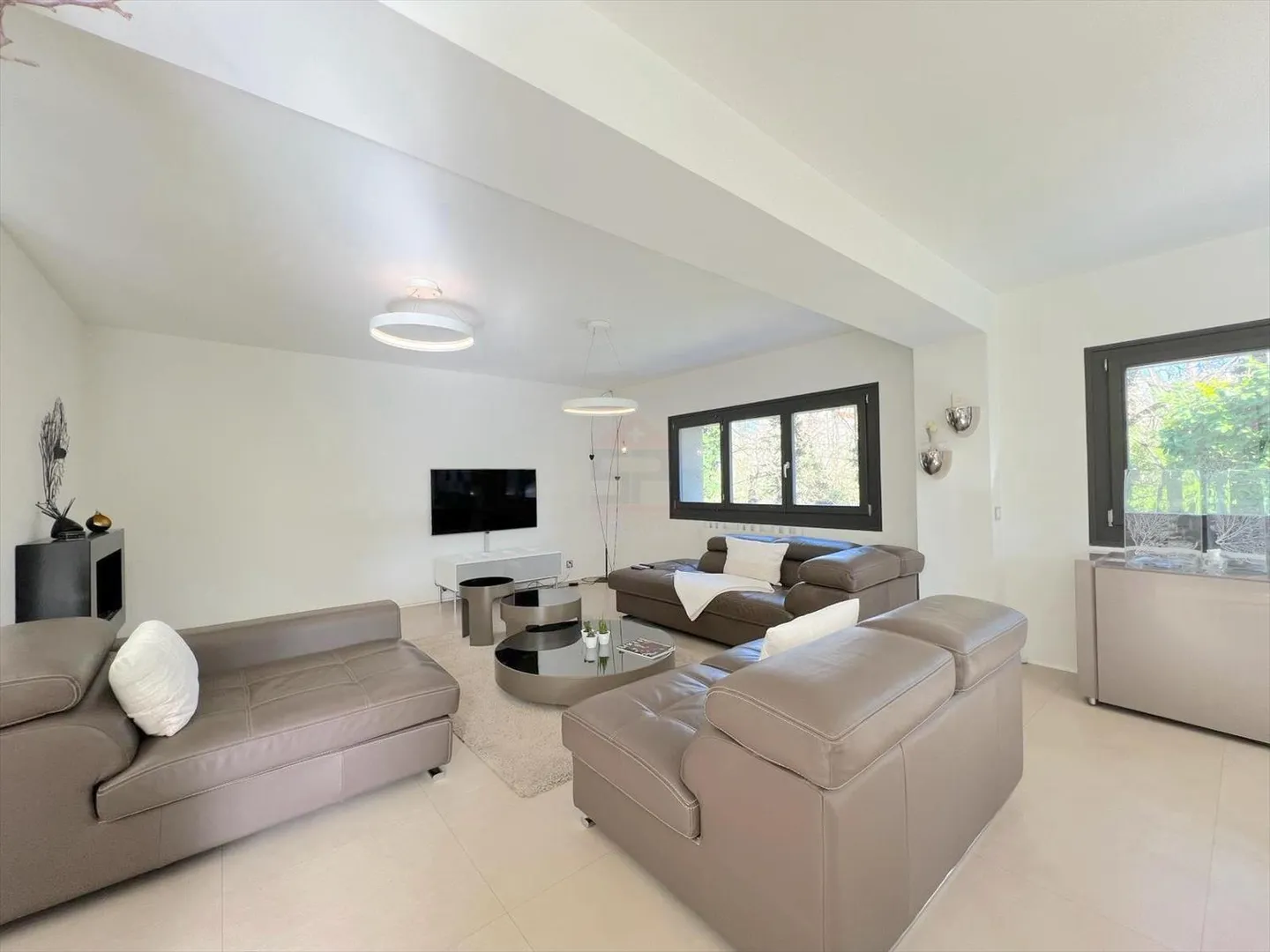 Sublime individual villa in a quiet green setting - Photo 3 of 13