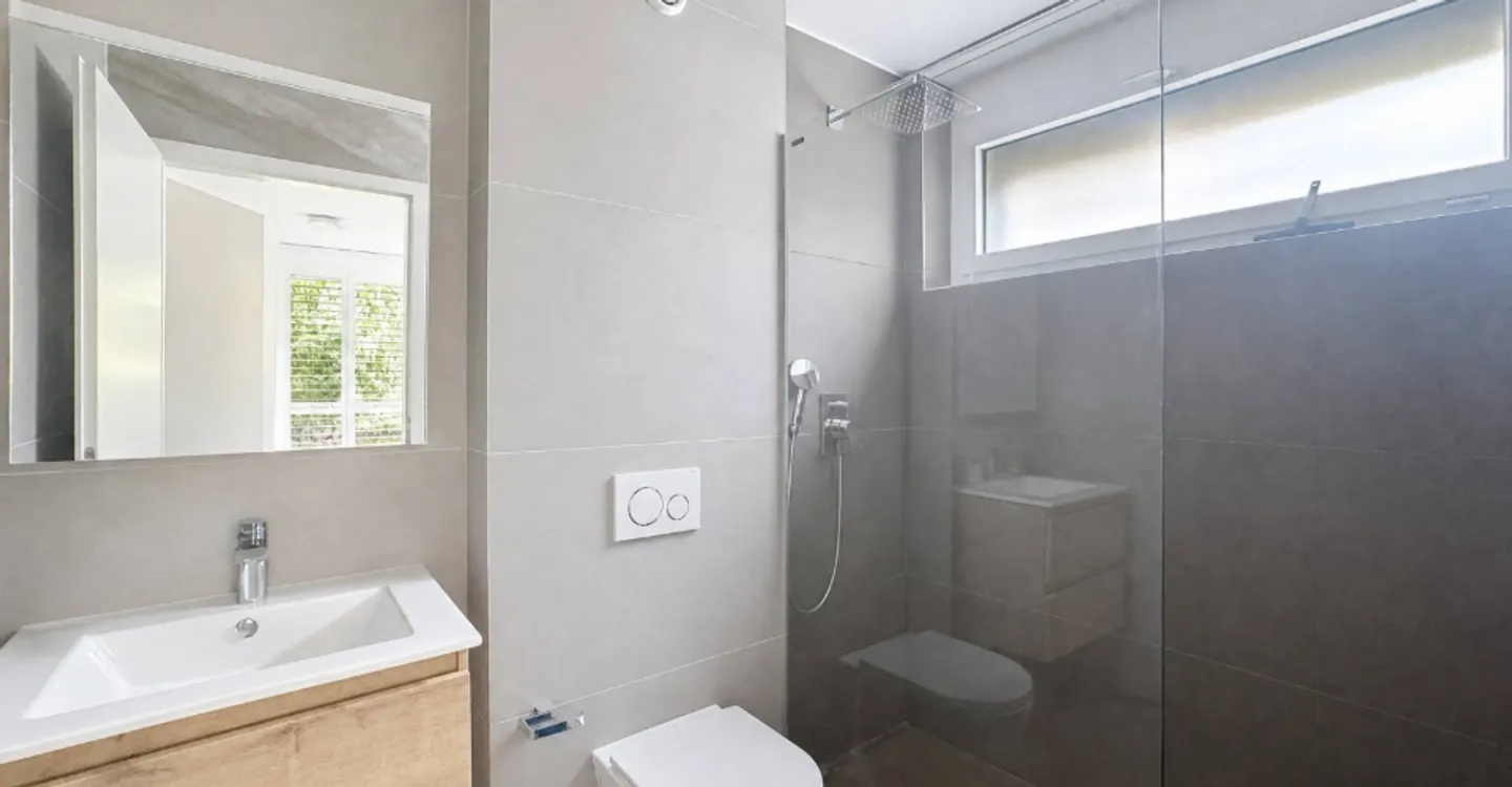 Schöne, neuere 3,5-Zimmer-Wohnung mit großem Balkon und Blick auf den See - Foto 9 von 11