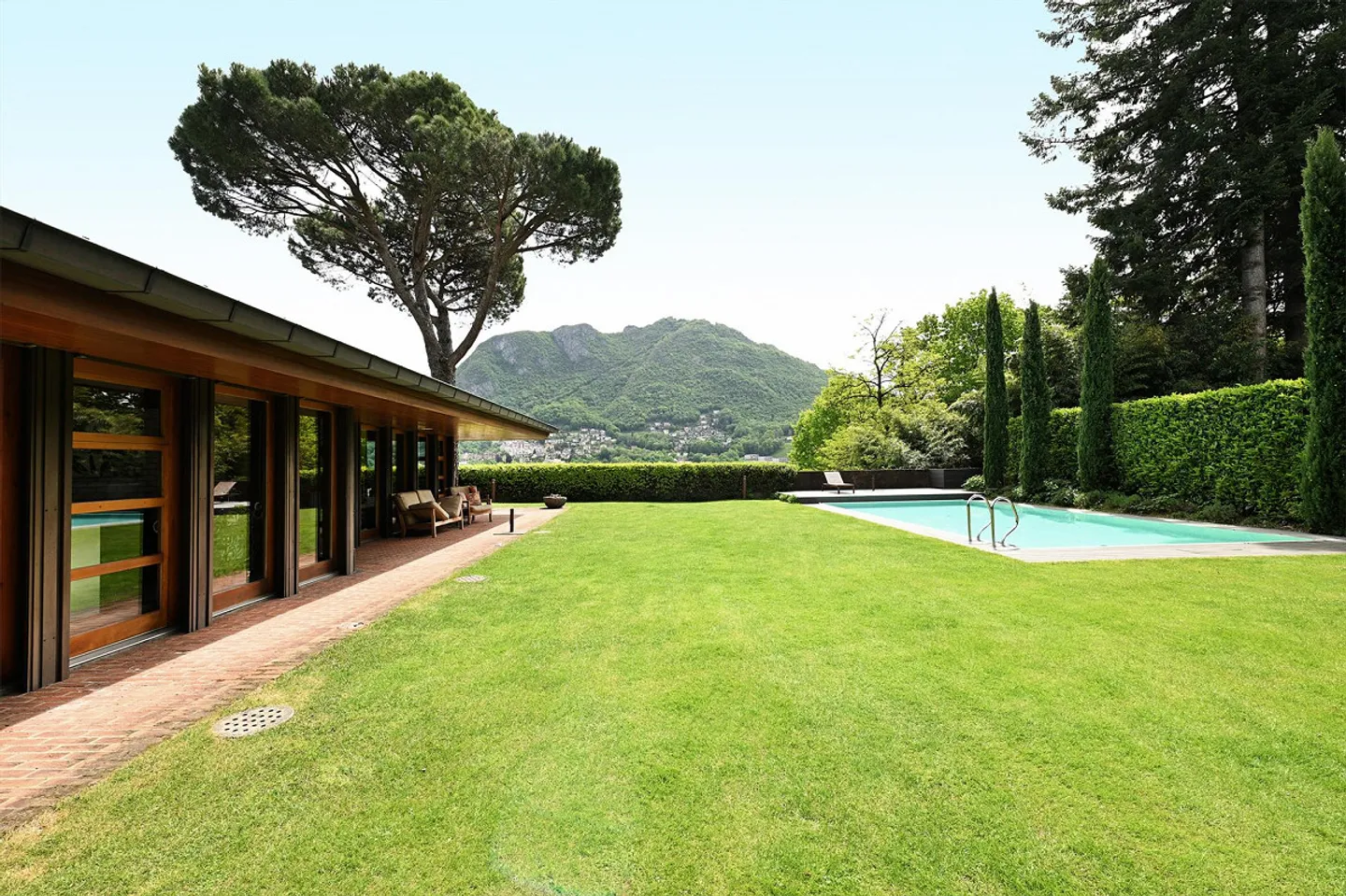 Villa indipendente firmata Tita Carloni con piscina e giardino privato - Foto 1 di 25