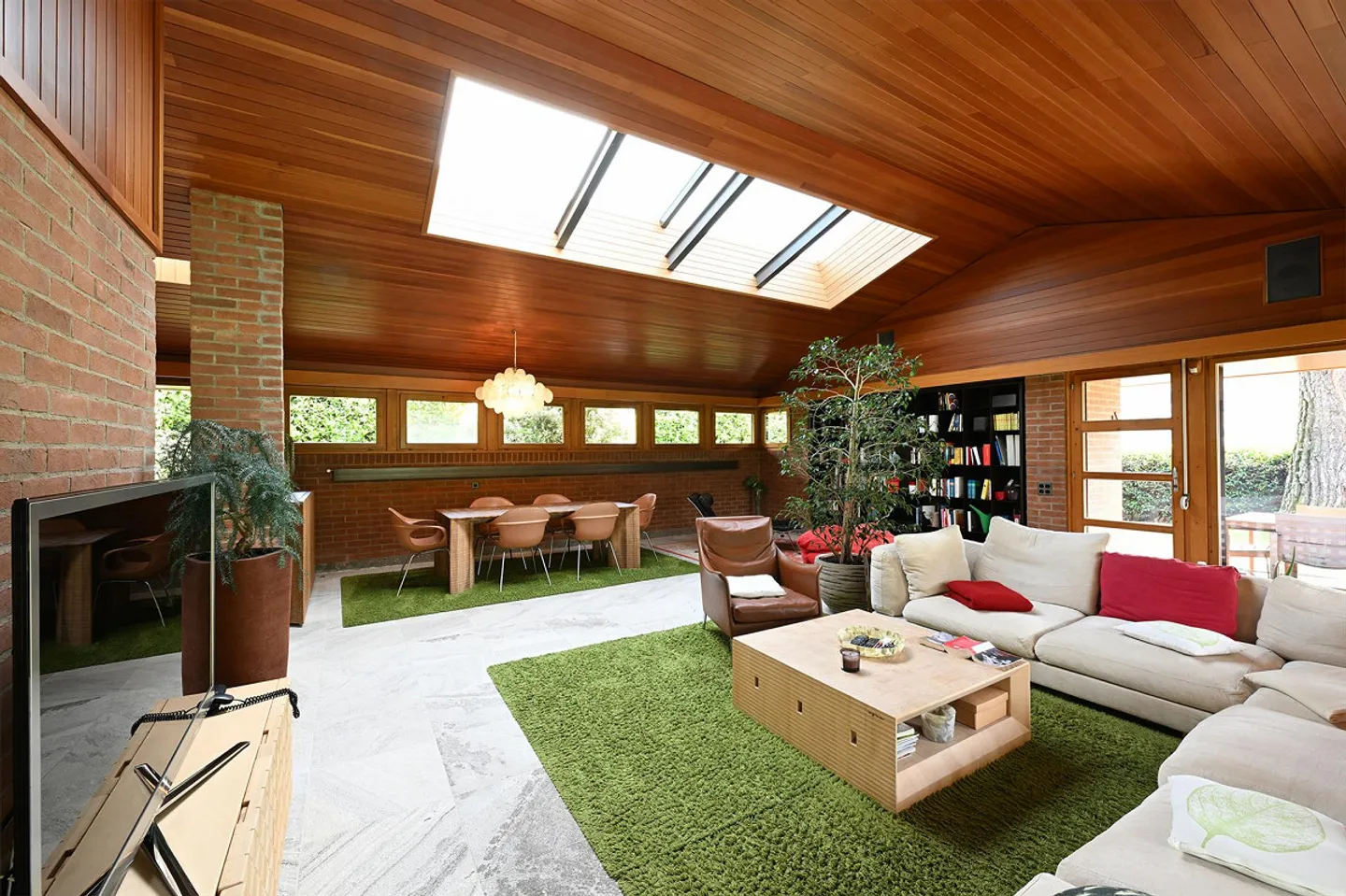 Villa indipendente firmata Tita Carloni con piscina e giardino privato - Foto 5 di 25