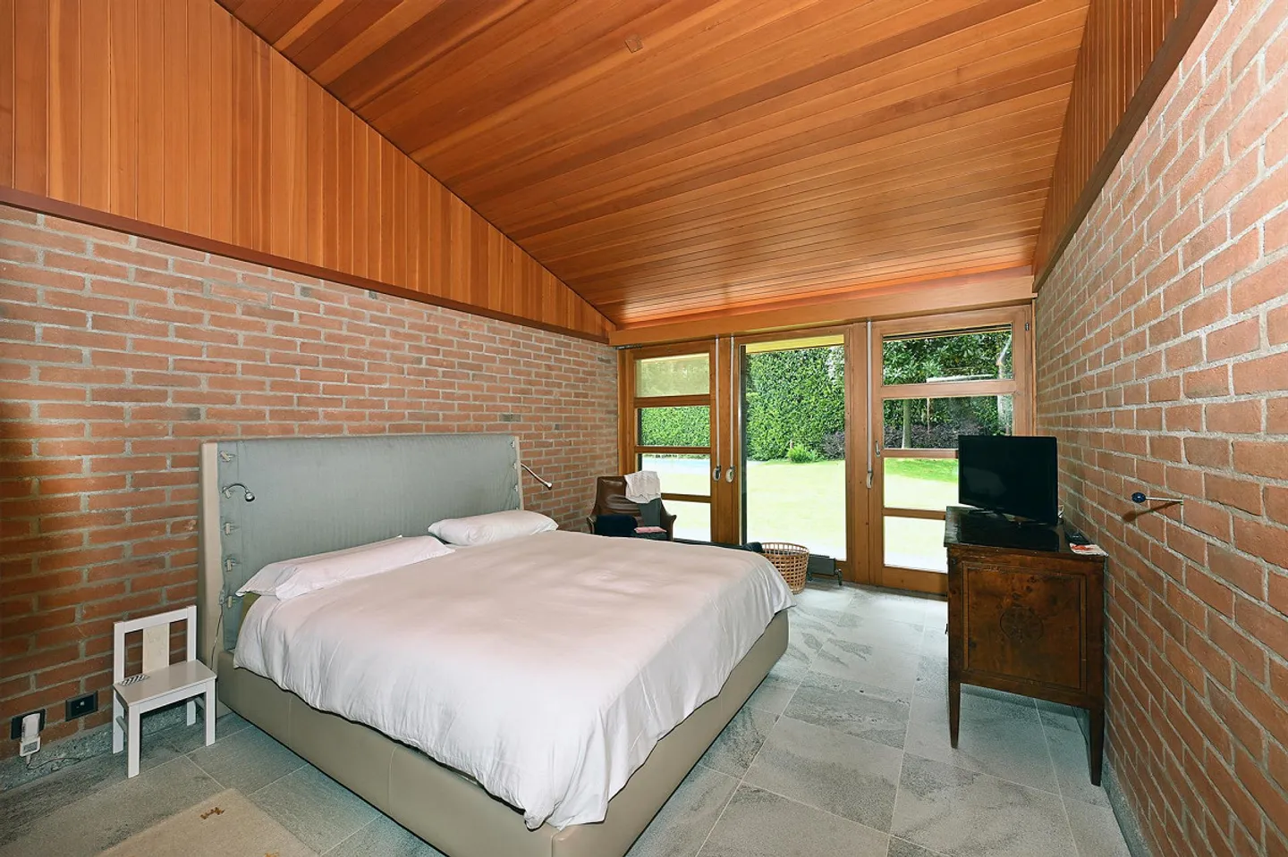 Villa indipendente firmata Tita Carloni con piscina e giardino privato - Foto 11 di 25