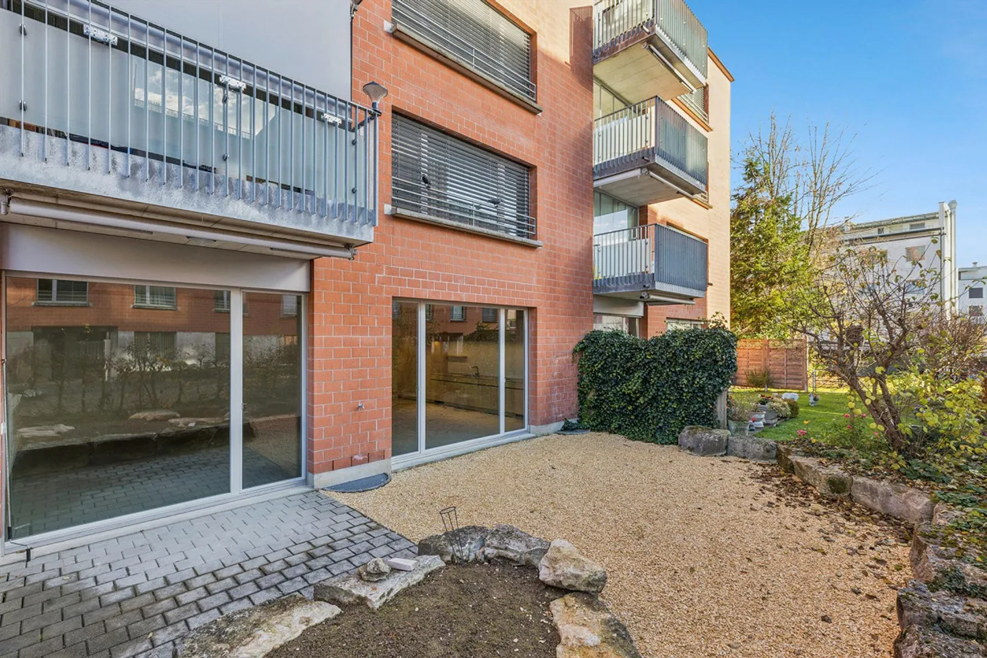 Beautiful first occupancy apartment with studio - Photo 10 of 12