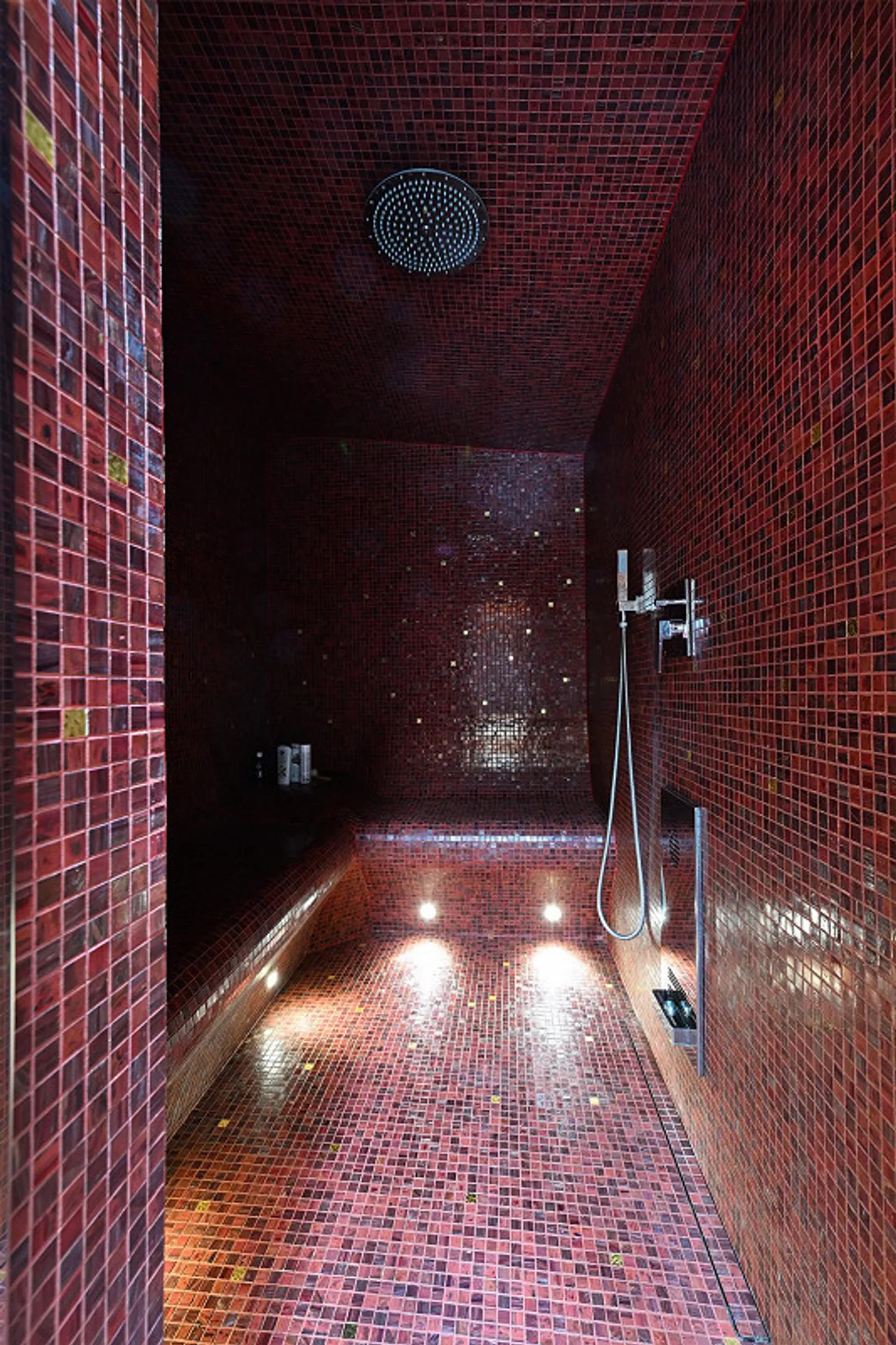 Villa indipendente firmata Tita Carloni con piscina e giardino privato - Foto 17 di 25
