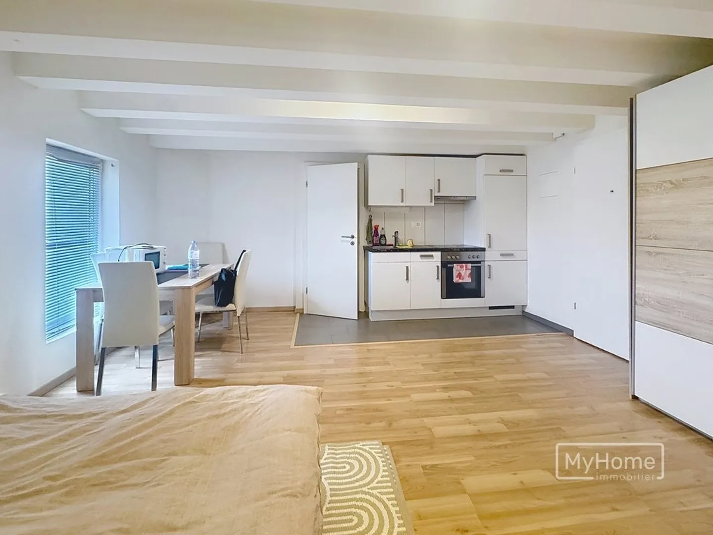 Large studio for rent - Photo 1 of 4