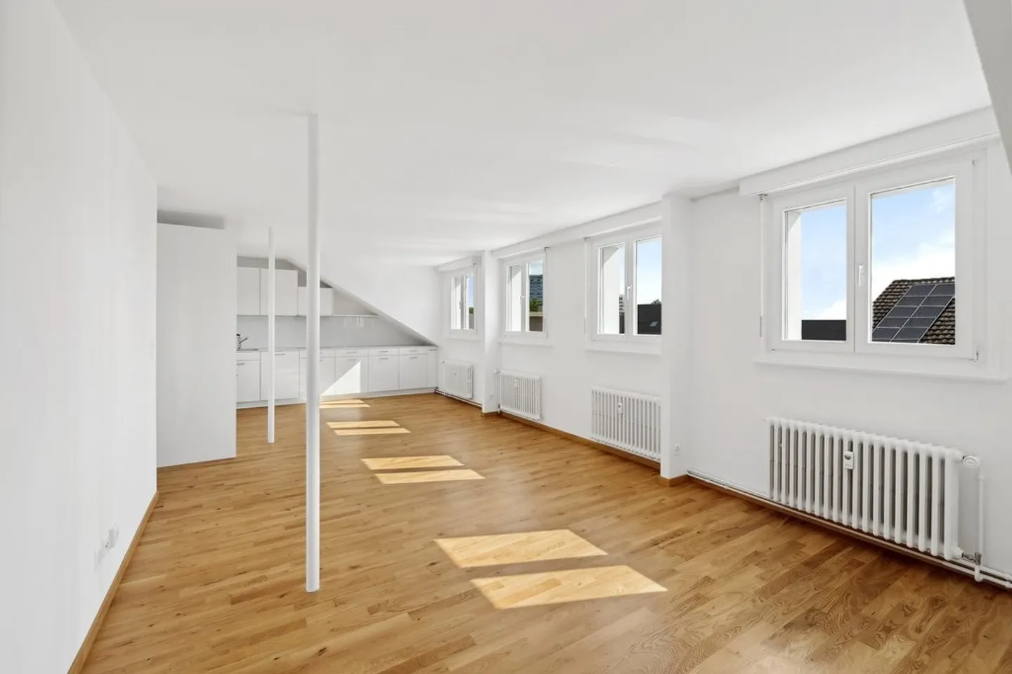 Appartement mansardé fraîchement rénové dans une propriété calme - Photo 1 sur 9