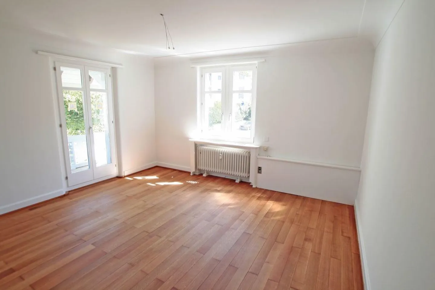 Stilvolle, kernsanierte 3.5-Zimmerwohnung im EG einer charmanten Villa an ruhiger Lage - Foto 2 von 2