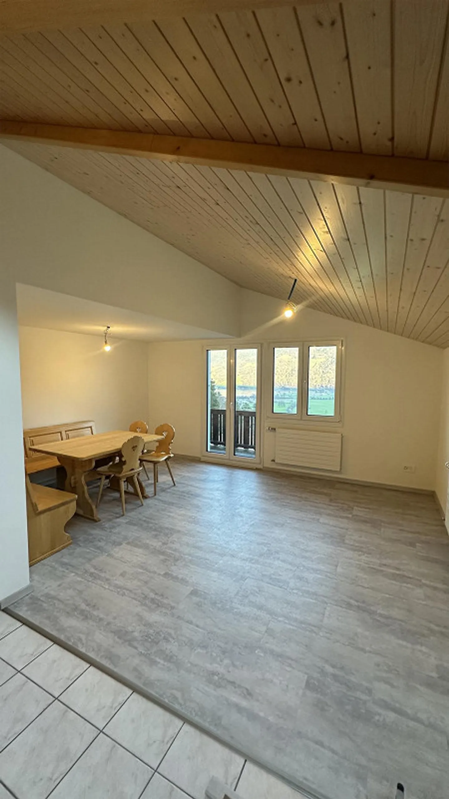 Appartamento mansardato di 4,5 stanze con soffitta convertita - Foto 2 di 10