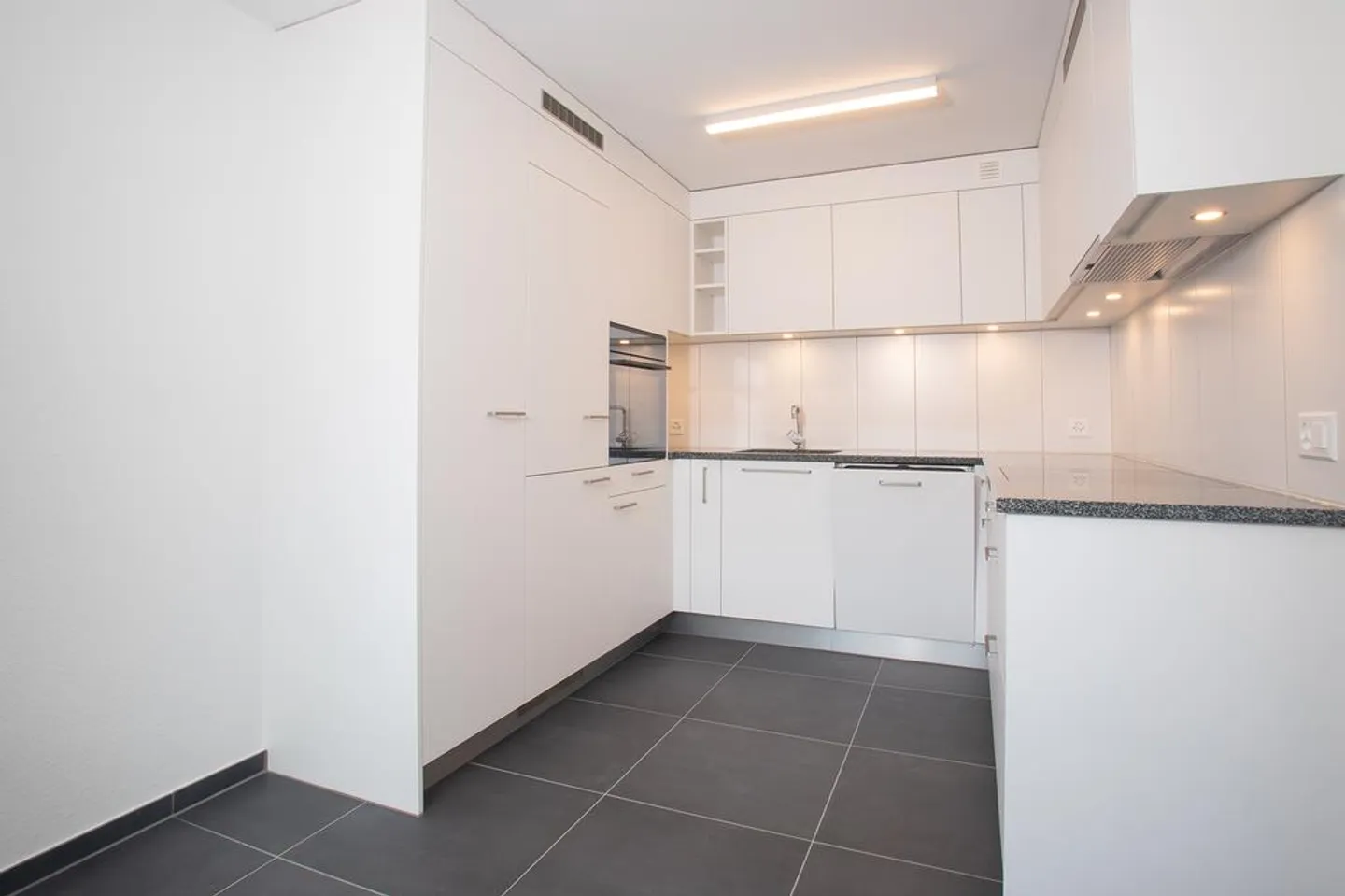 Appartamento ristrutturato di 3,5 stanze con lavatrice! - Foto 1 di 7