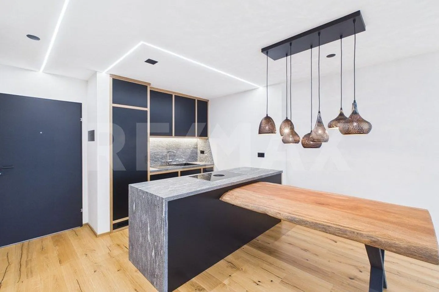 Alpiner Wohntraum: Stilvoll renovierte 2.5-Zimmerwohnung mit Balkon - Foto 8 di 13