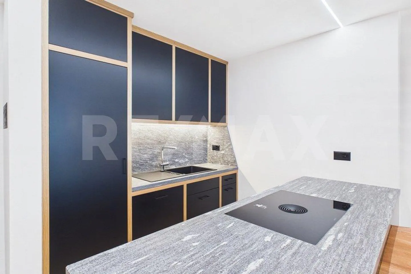 Alpiner Wohntraum: Stilvoll renovierte 2.5-Zimmerwohnung mit Balkon - Foto 9 di 13
