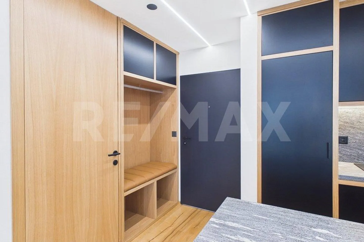 Alpiner Wohntraum: Stilvoll renovierte 2.5-Zimmerwohnung mit Balkon - Foto 11 di 13