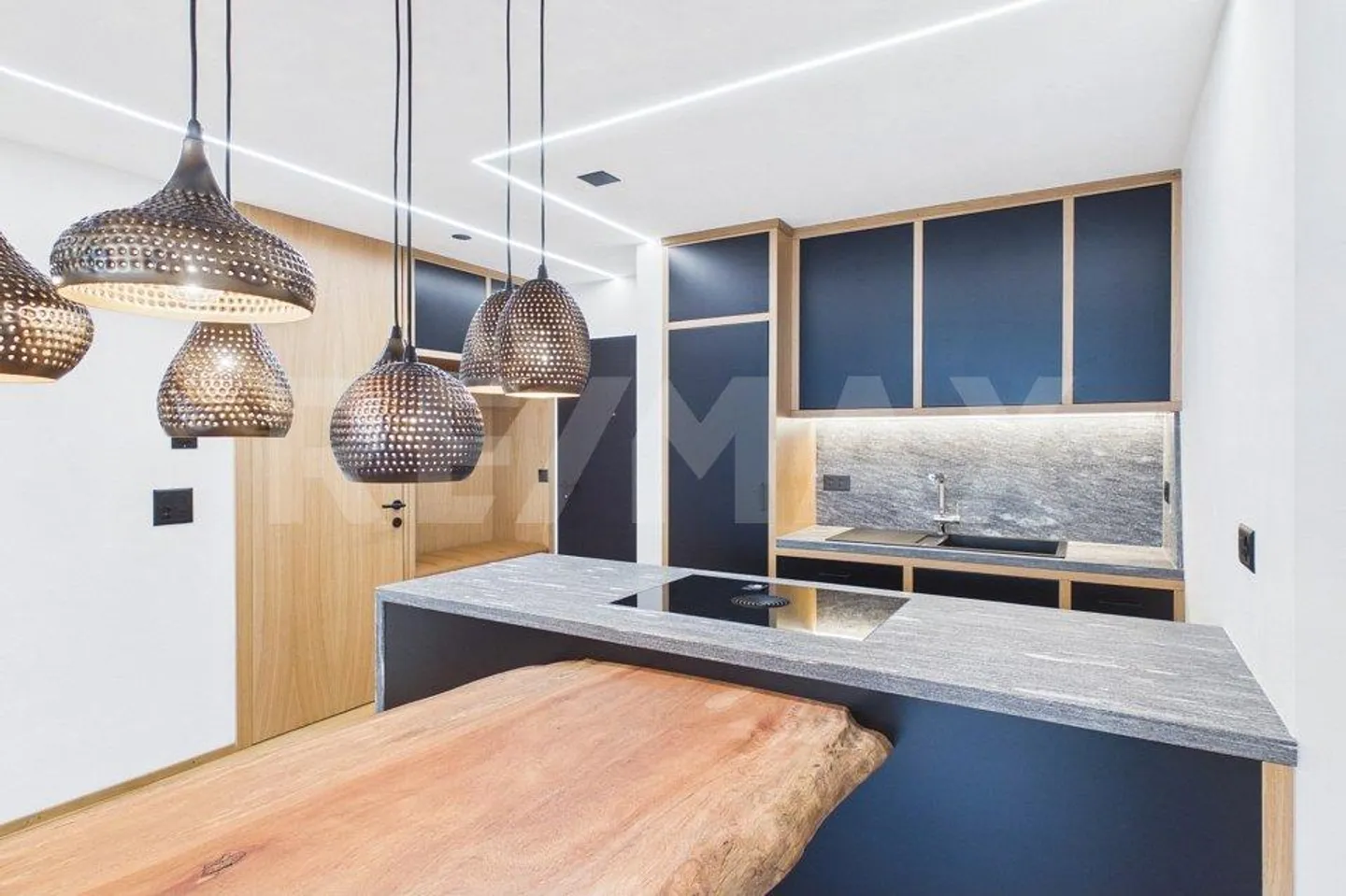 Alpiner Wohntraum: Stilvoll renovierte 2.5-Zimmerwohnung mit Balkon - Foto 2 di 13