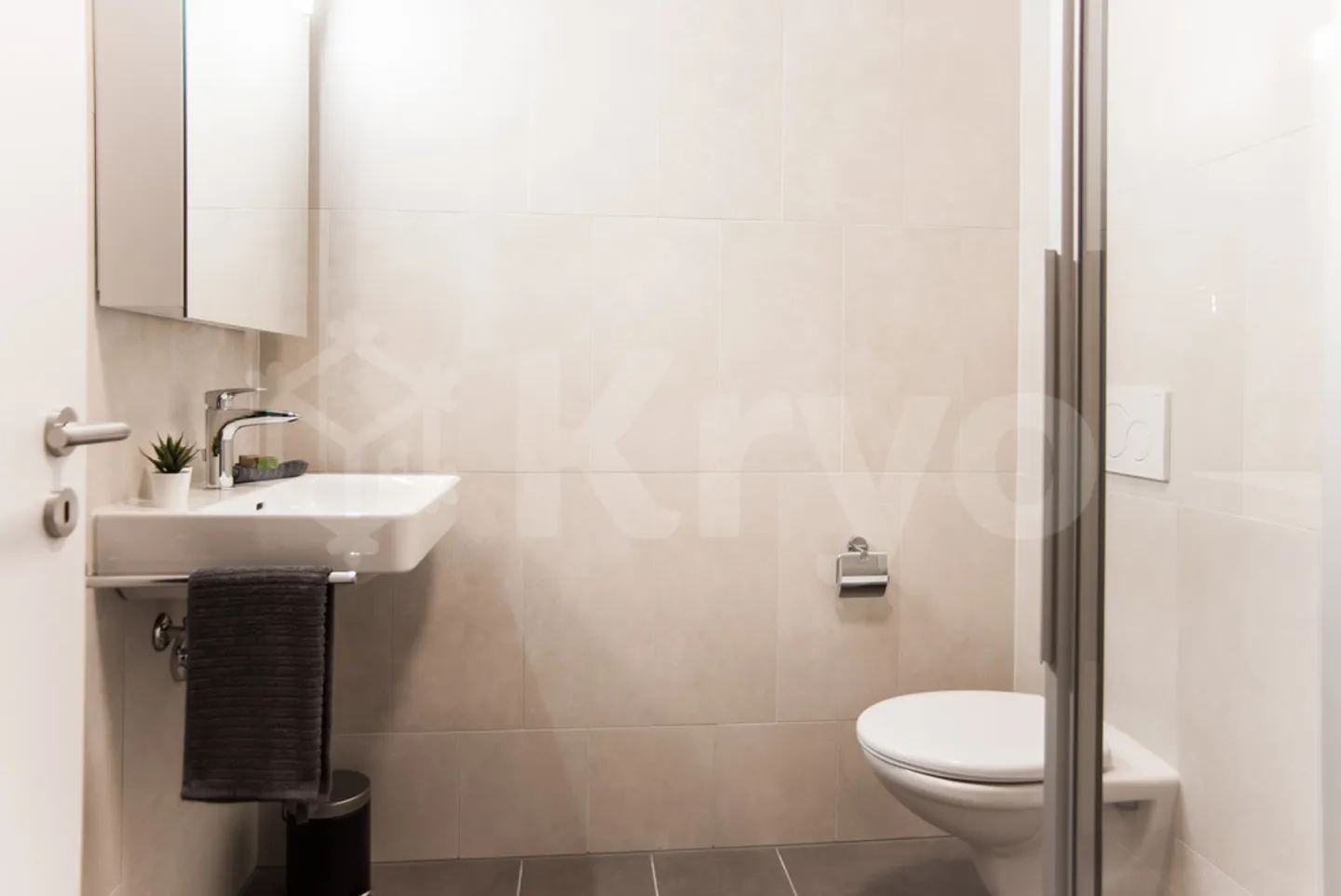 Modern Apartment Near Train Station - Photo 8 of 10