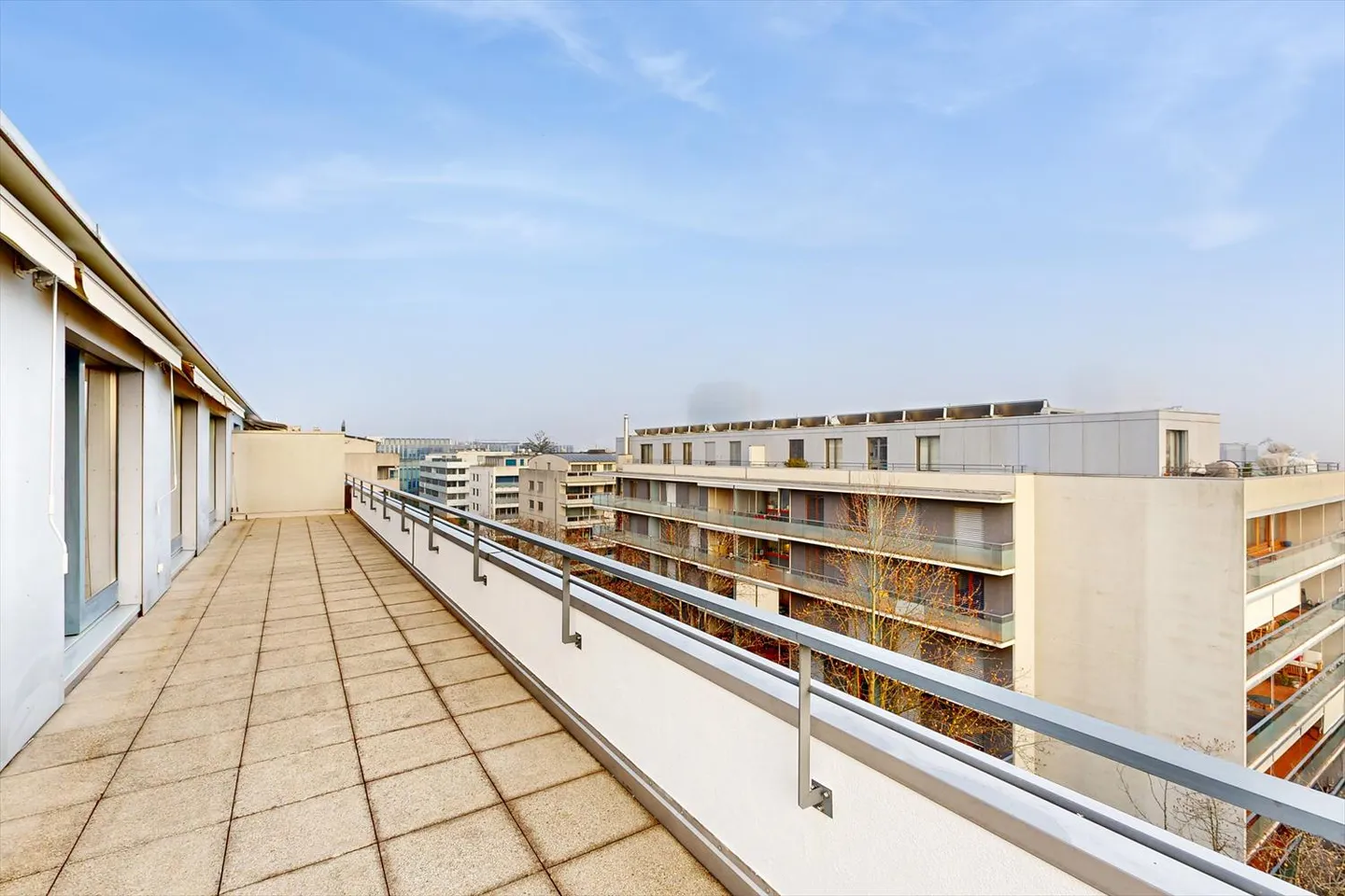 Goditi una splendida terrazza d'angolo in un'area residenziale - Foto 2 di 13